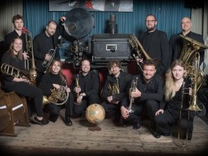 So, 24.05.26 - In 80 Filmen um die Welt – Brass Therapie - 19:30 Uhr